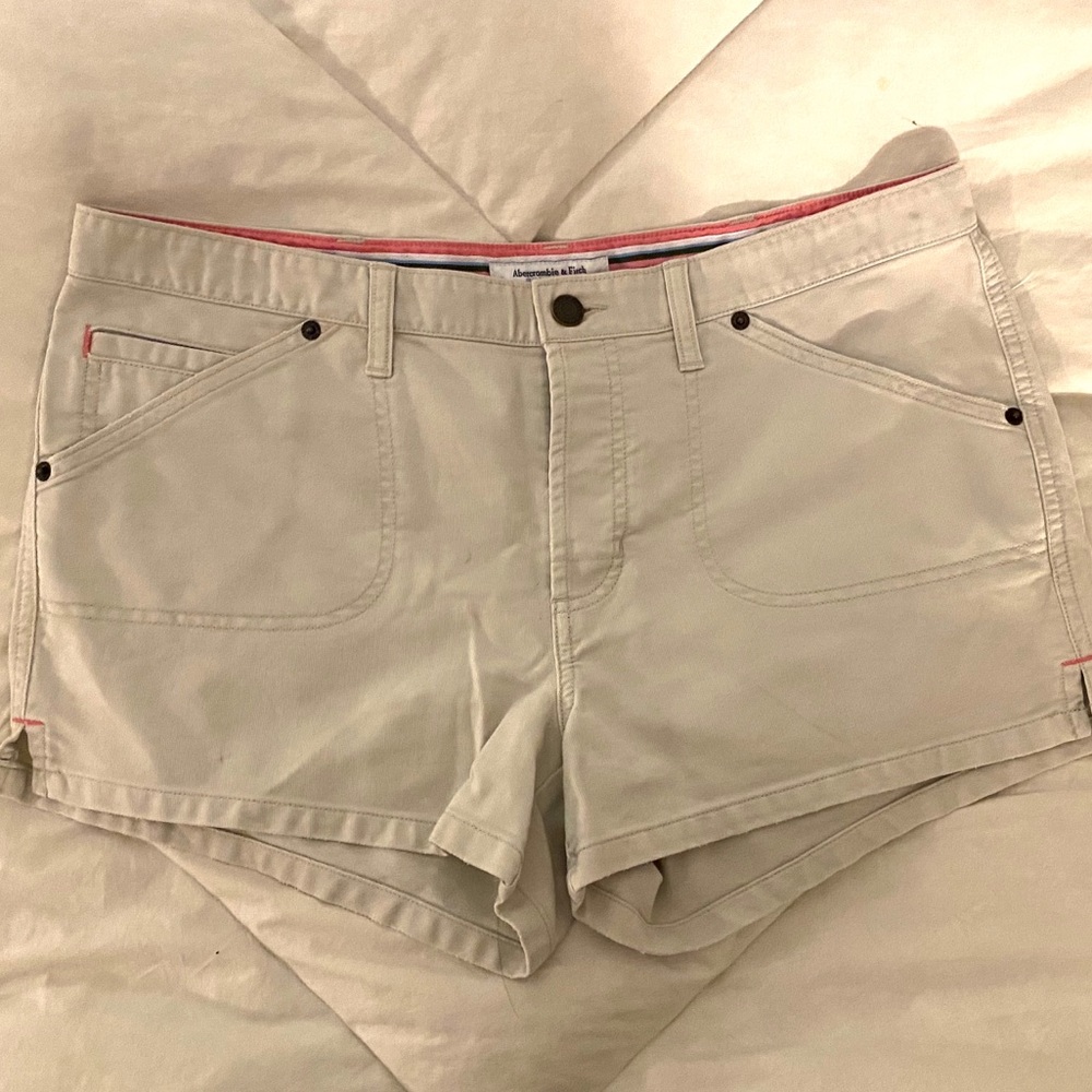 VINTAGE 90’s A&F khaki shorts
